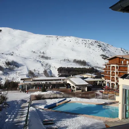 Les Ecrins 6 *